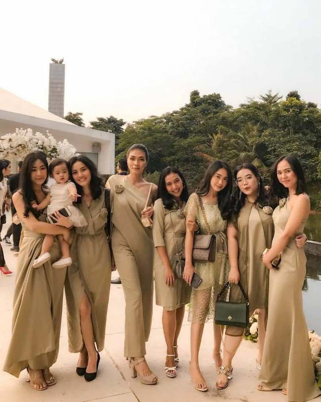 12 Baju Bridesmaid Non Hijab yang Elegan dan Stylish Banget