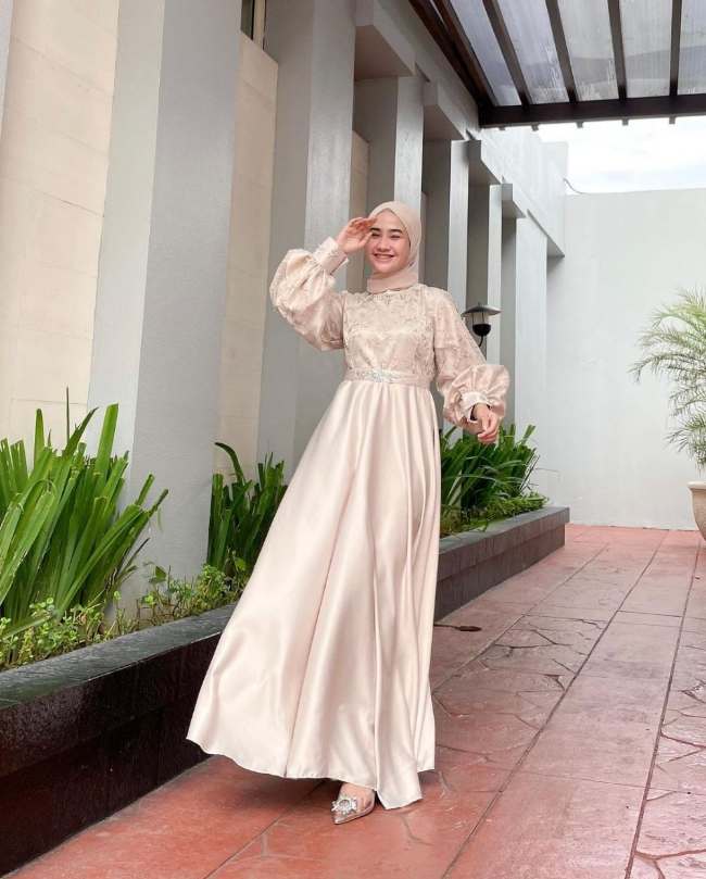 7 Dress Satin Kombinasi Brokat Modern Cocok untuk Kondangan