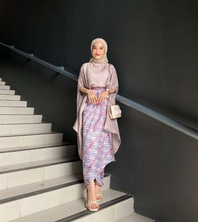 10 Atasan yang Cocok untuk Rok Lilit, Cantik dan Menawan