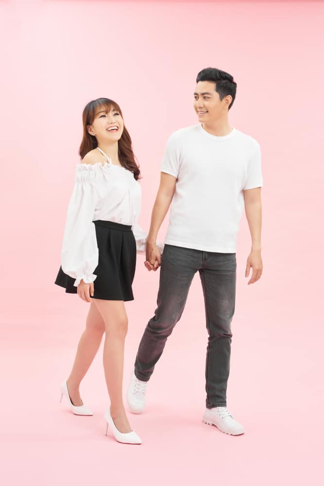 9 Ide Outfit Foto Studio Bareng Pacar, Terlihat Serasi & Romantis
