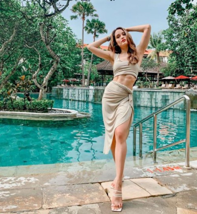 Beach Wear dengan Rok Lilit