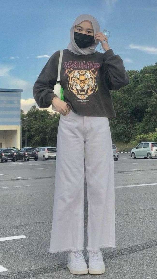 Boyish dengan Kaos Panjang dan Wide Pants