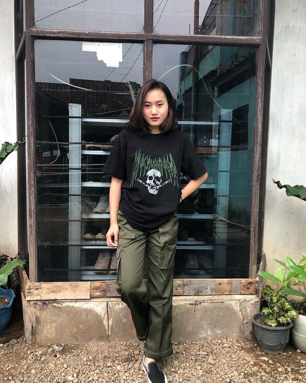 Celana Cargo dan Kaos