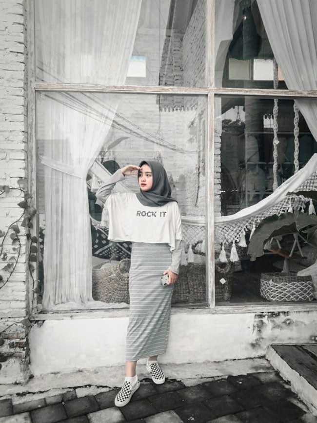 Crop Tee dan Long Dress yang Stylish