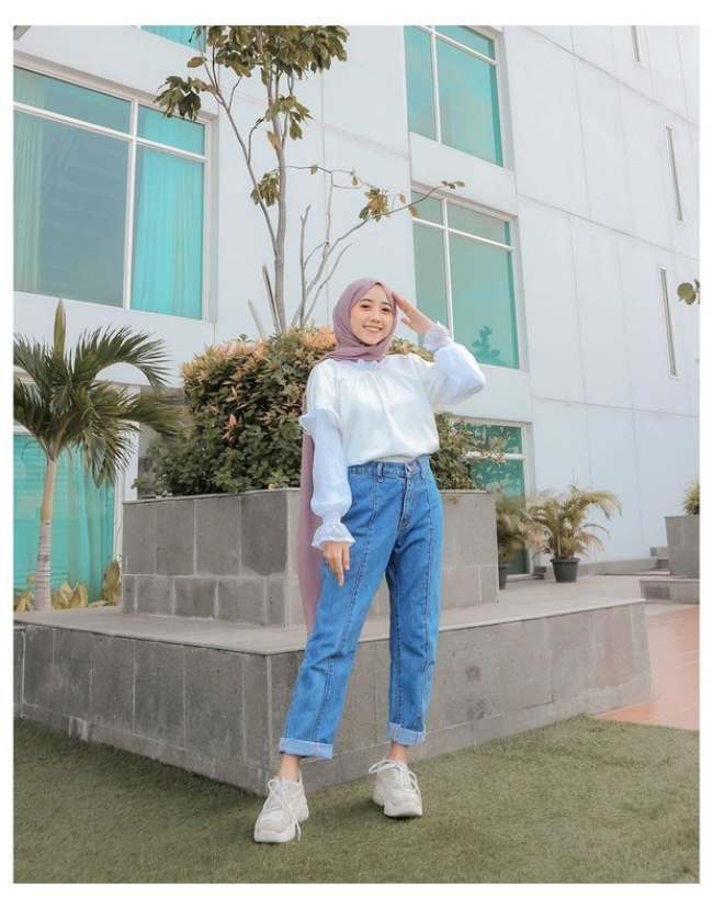 High Waist Jeans dan Kemeja