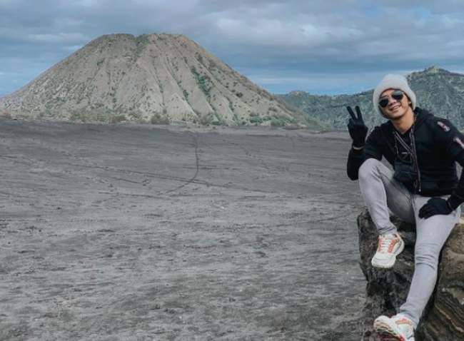 Hoodie Hitam dan Celana Jeans