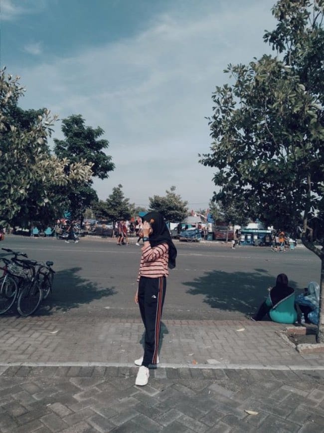 Kaos Bergaris dan Celana Training