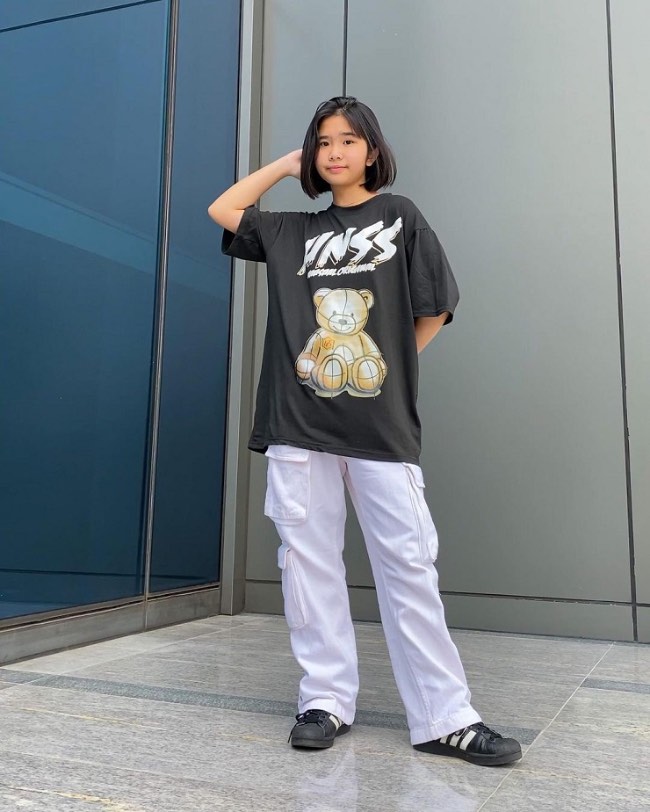 Kaos Oversize dengan Celana Cargo