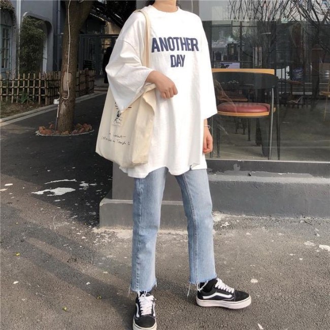 Kaos Oversize dengan Celana Jeans