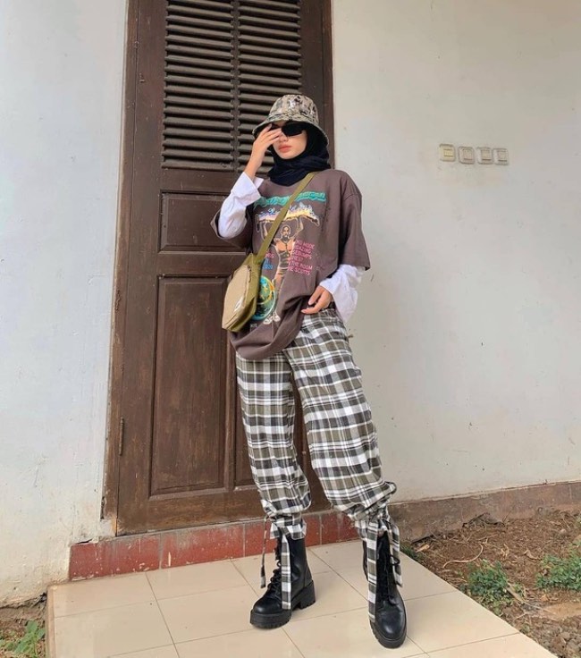 Kaos Oversize dengan Celana Kotak-kotak