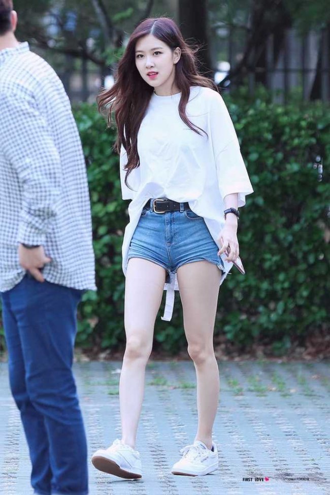 Kaos Oversize dengan Hot Pants