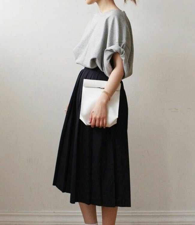 Kaos Oversize dengan Rok Selutut