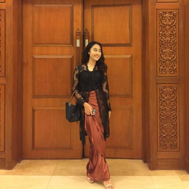 Kebaya Transparan dengan Bustier