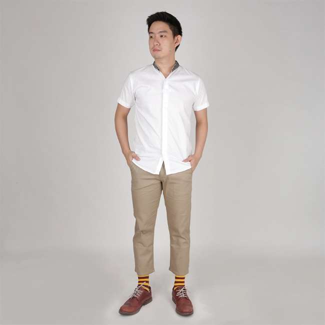 Kemeja Putih dan Celana Coklat