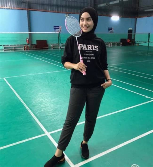 Santai dengan Kaos dengan Celana