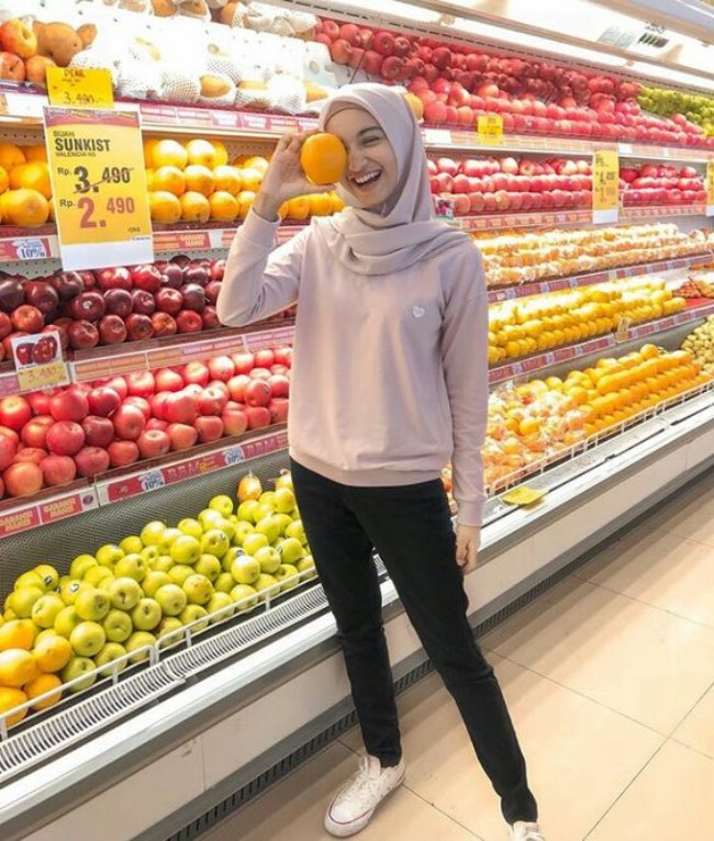 Sweater dan Jeans yang Simpel