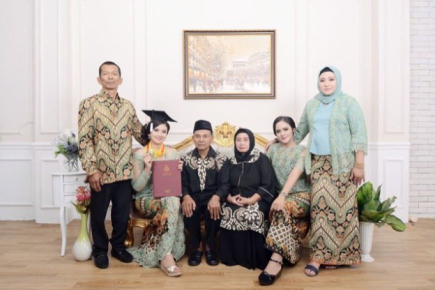 11 Outfit Menghadiri Wisuda Anak yang Tetap Modis Tapi Sopan