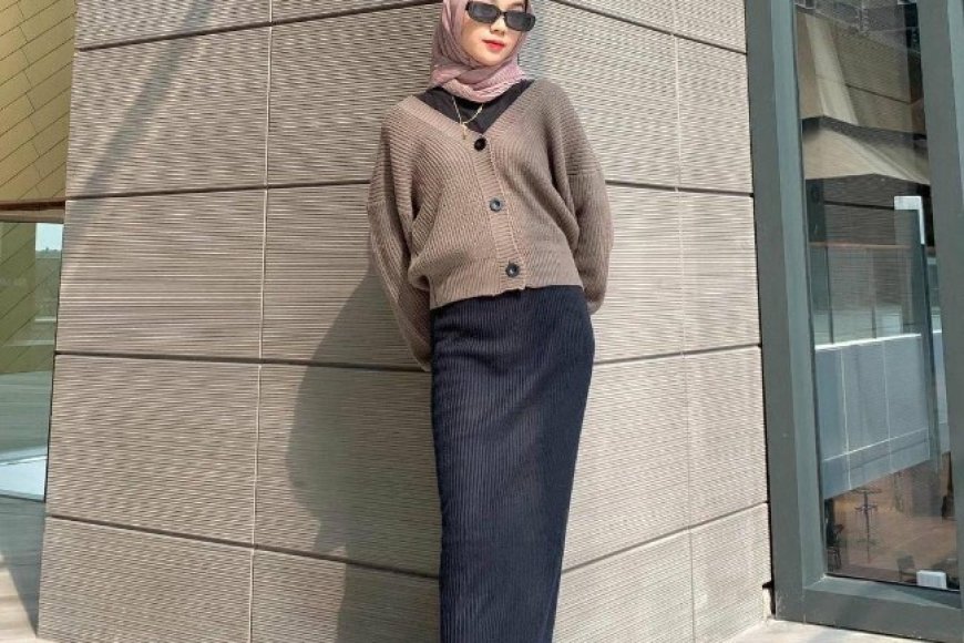 8 OOTD Rok Span Rajut Hitam Kekinian untuk Tampil Elegan