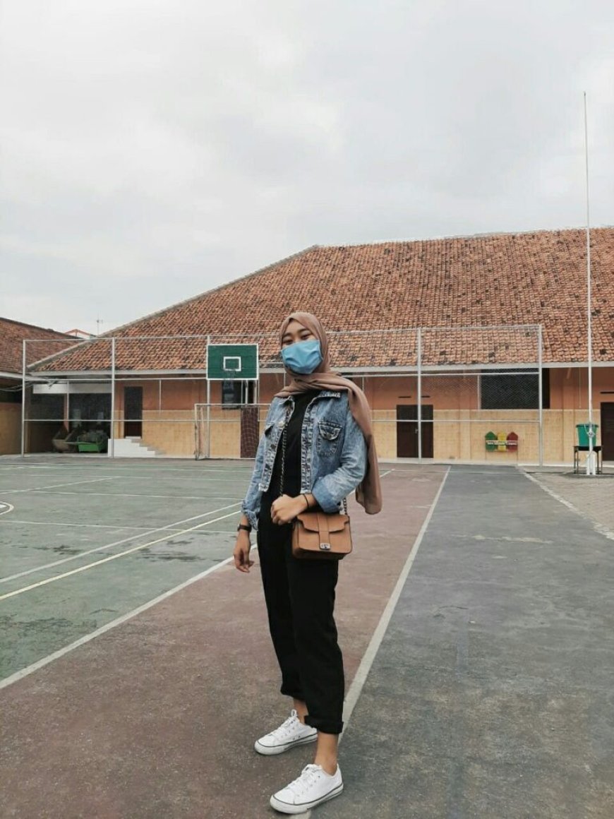 10 Outfit ke Sekolah Baju Bebas, Modis Tapi Tetap Sopan