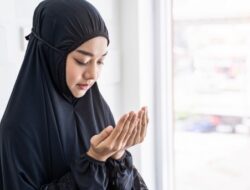 Doa Qunut Subuh Pendek Lengkap Arab, Latin dan Artinya