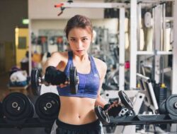 10 Rekomendasi Outfit Gym Wanita yang Nyaman untuk Olahraga
