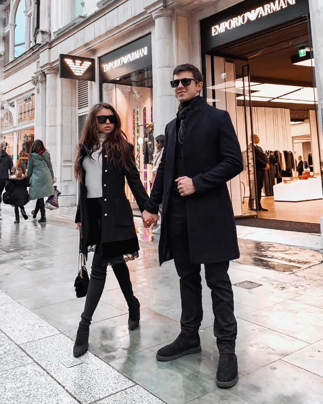 Anti Norak, 8 Gaya OOTD Couple Pasangan Hitam Terlihat Serasi