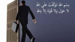 Doa Keluar Rumah Arab Latin dan Artinya Sesuai Sunnah
