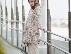 8 Tips OOTD Rok Span Kain, Jeans, dan Kombinasi Atasannya