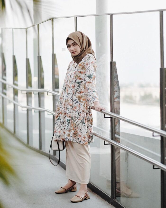 8 Tips OOTD Rok Span Kain, Jeans, dan Kombinasi Atasannya