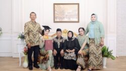 11 Outfit Menghadiri Wisuda Anak yang Tetap Modis Tapi Sopan