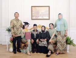 11 Outfit Menghadiri Wisuda Anak yang Tetap Modis Tapi Sopan