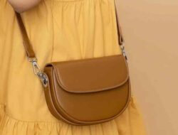 10 Merk Tas Selempang Wanita Terbaik (Lokal dan Impor)