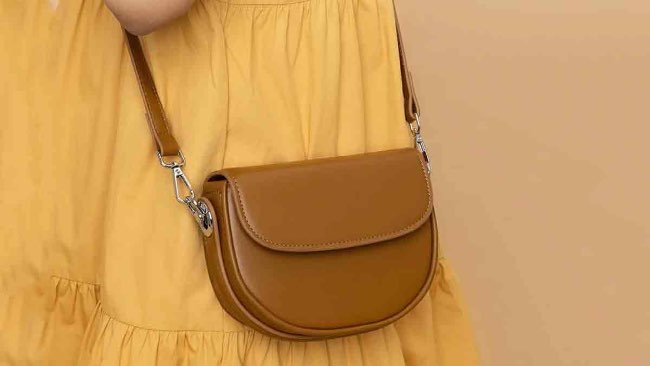 10 Merk Tas Selempang Wanita Terbaik (Lokal dan Impor)