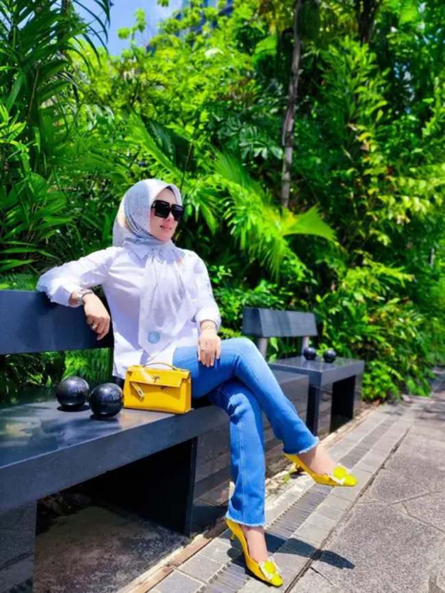 Basic Kemeja Putih dan Celana Jeans