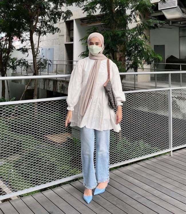 Blouse Putih dan Straight Jeans