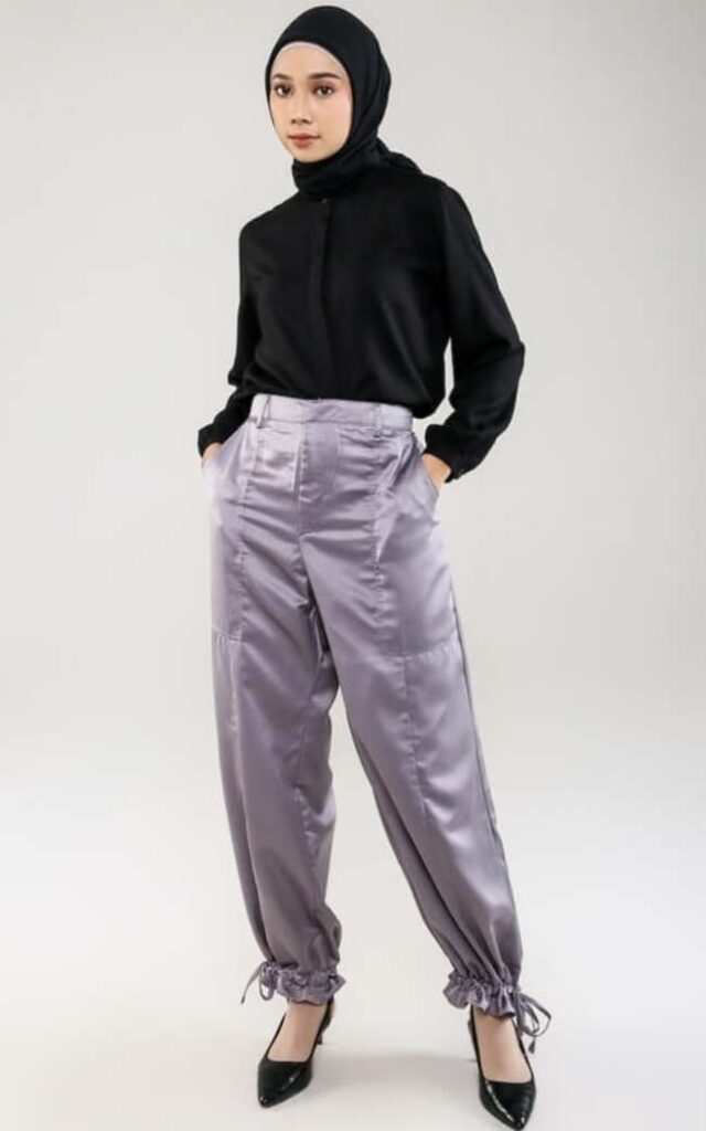 Celana Abu dan Atasan Hitam Hijab