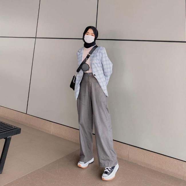 Celana Abu dan Atasan Motif