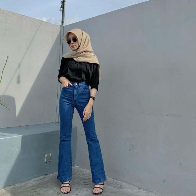 Celana Cutbray Biru dan Atasan Hitam