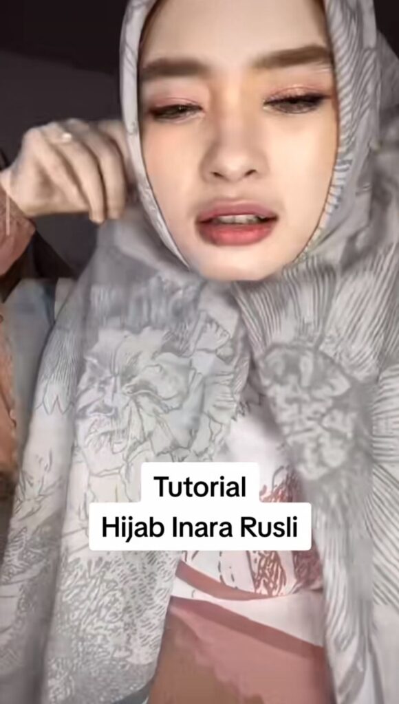 Gunakan ciput dan bentuk hijab panjang sebelah