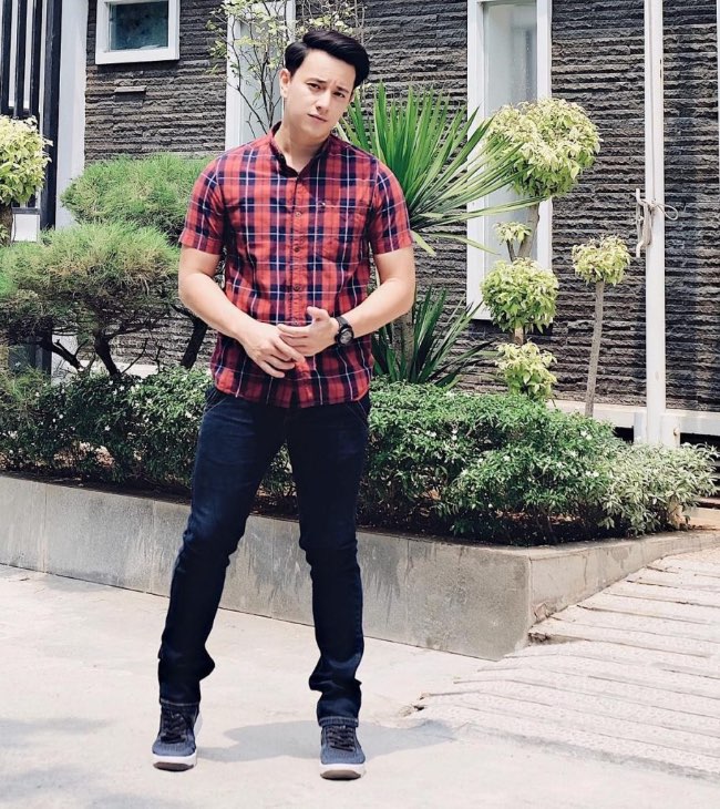 Kemeja Tartan dengan Black Jeans