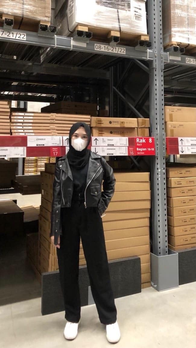 Look Boyish dengan Jaket Jeans