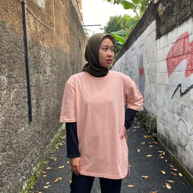 Oversized T-shirt dan Celana Panjang