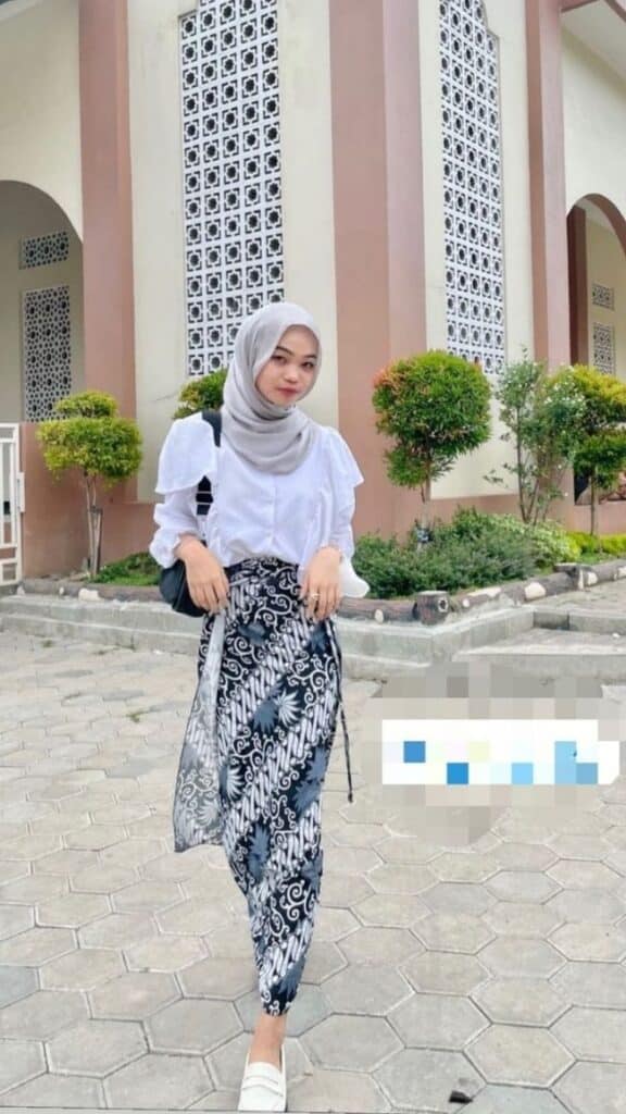 Rok Lilit Batik untuk Tampilan Semi Formal