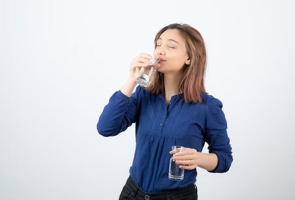 ilustrasi minum air putih