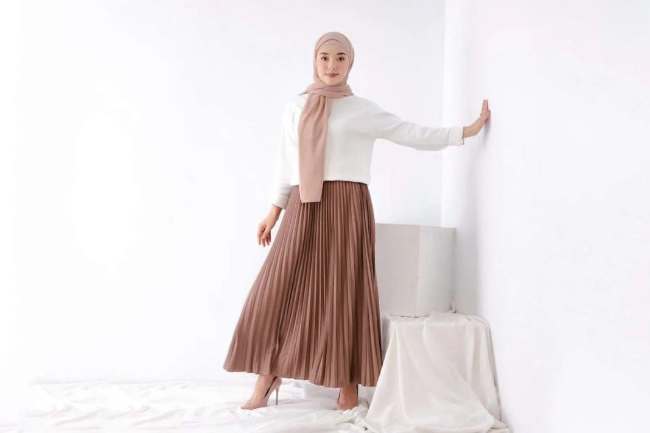 Atasan Putih dan Rok Plisket