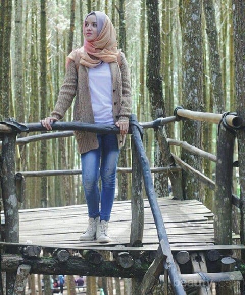 Cardigan dengan Celana Jeans