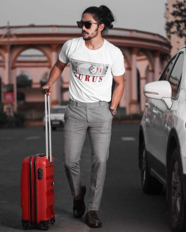 Celana Abu dan Kaos Sablon