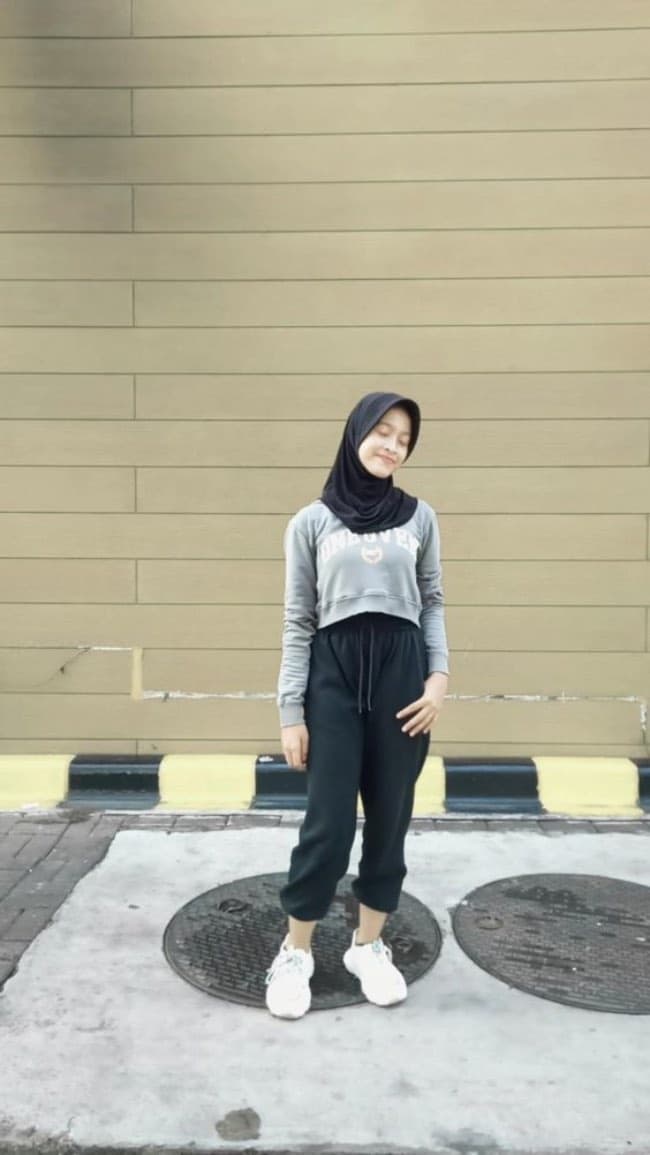 Crop Top dan Celana yang Kasual
