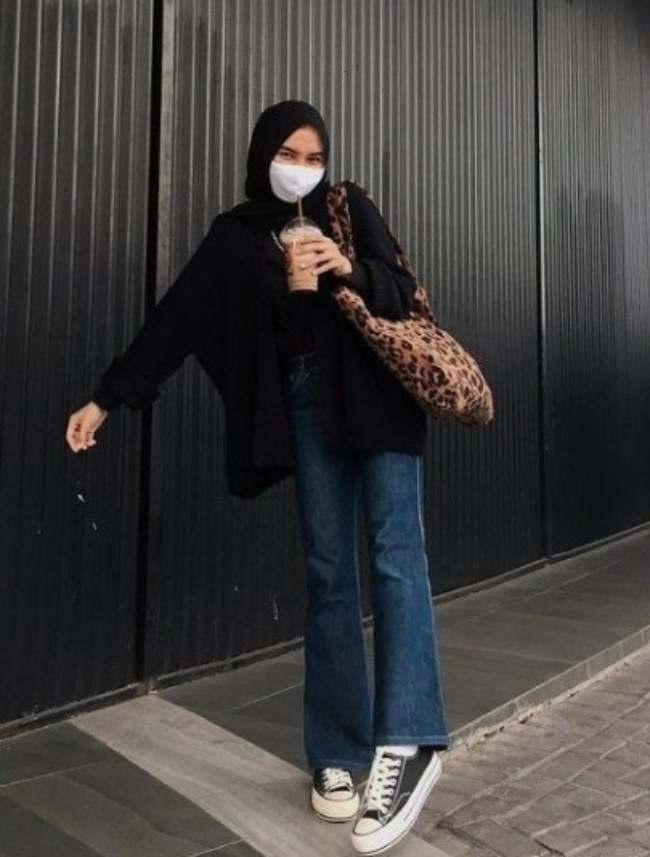 Cutbray Hitam dan Atasan Hitam