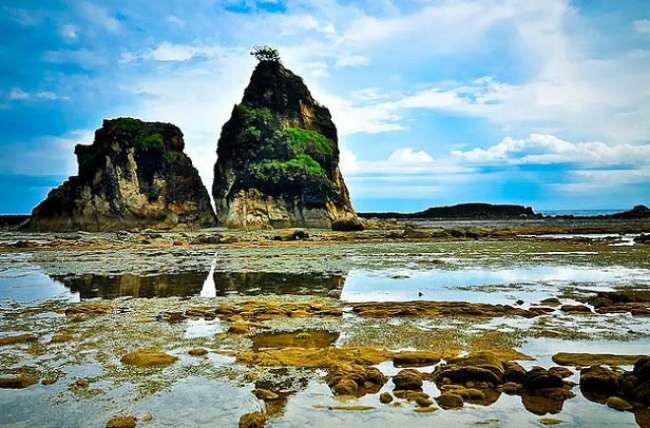 Daya Tarik Pantai Sawarna